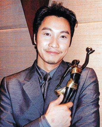 憑藉電影《野獸之瞳》奪得金馬獎最佳男配角