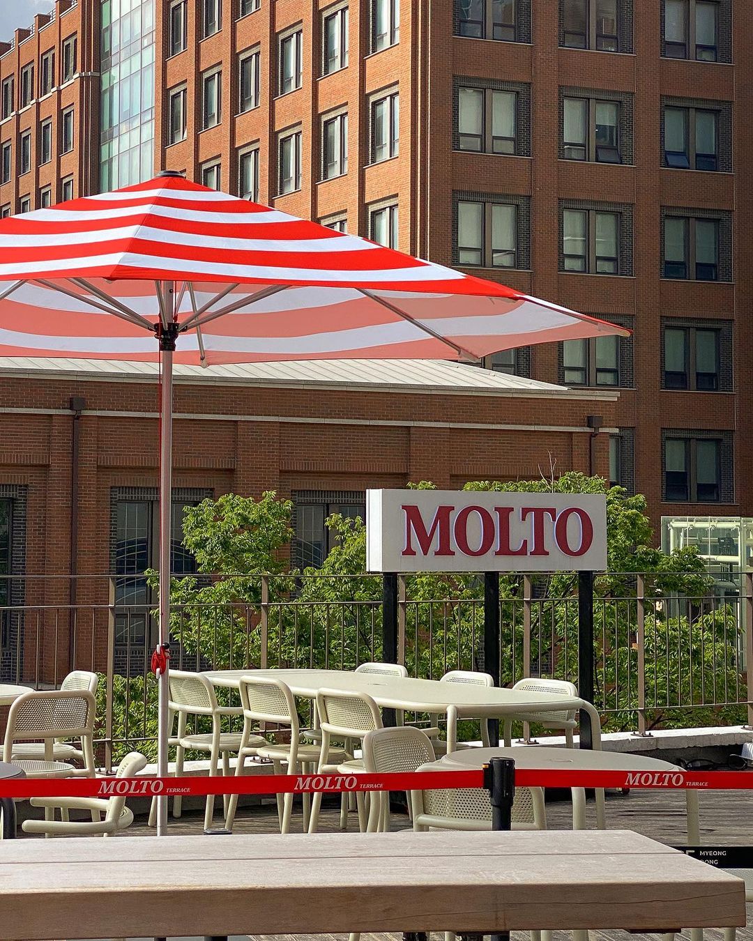 店舖設有室外座位，讓遊客彷彿置身露天酒吧一般，飽覽開揚景色，沐浴在溫暖的陽光中！