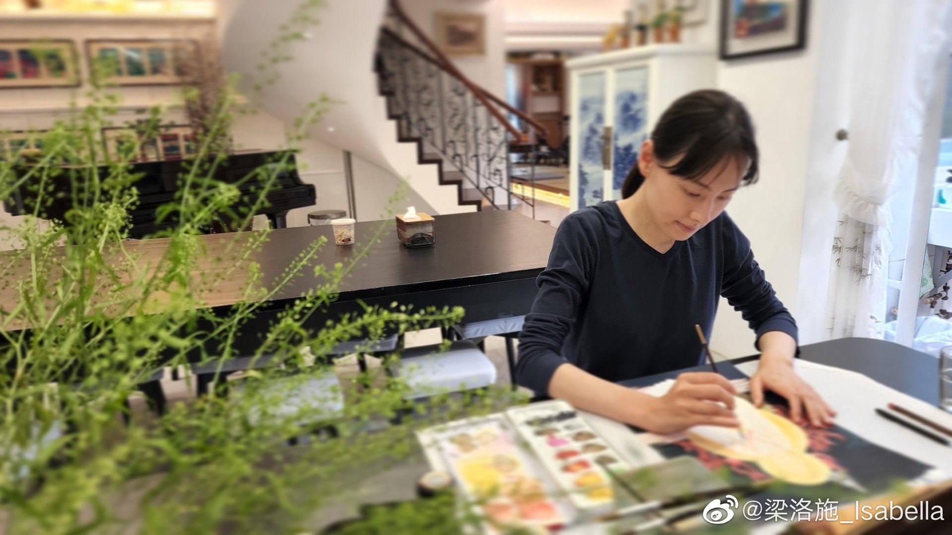 豪宅內的巨型旋轉樓梯氣派十足