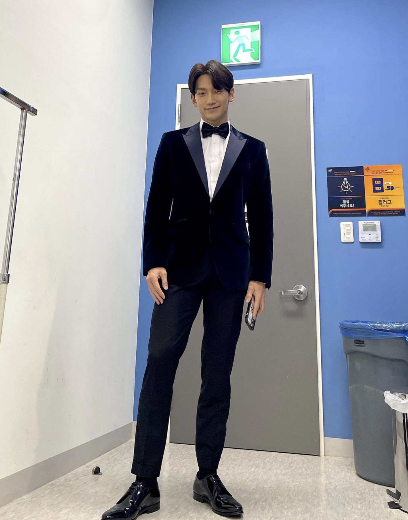 一向愛錫粉絲的Rain為到場接機的粉絲簽名和合照