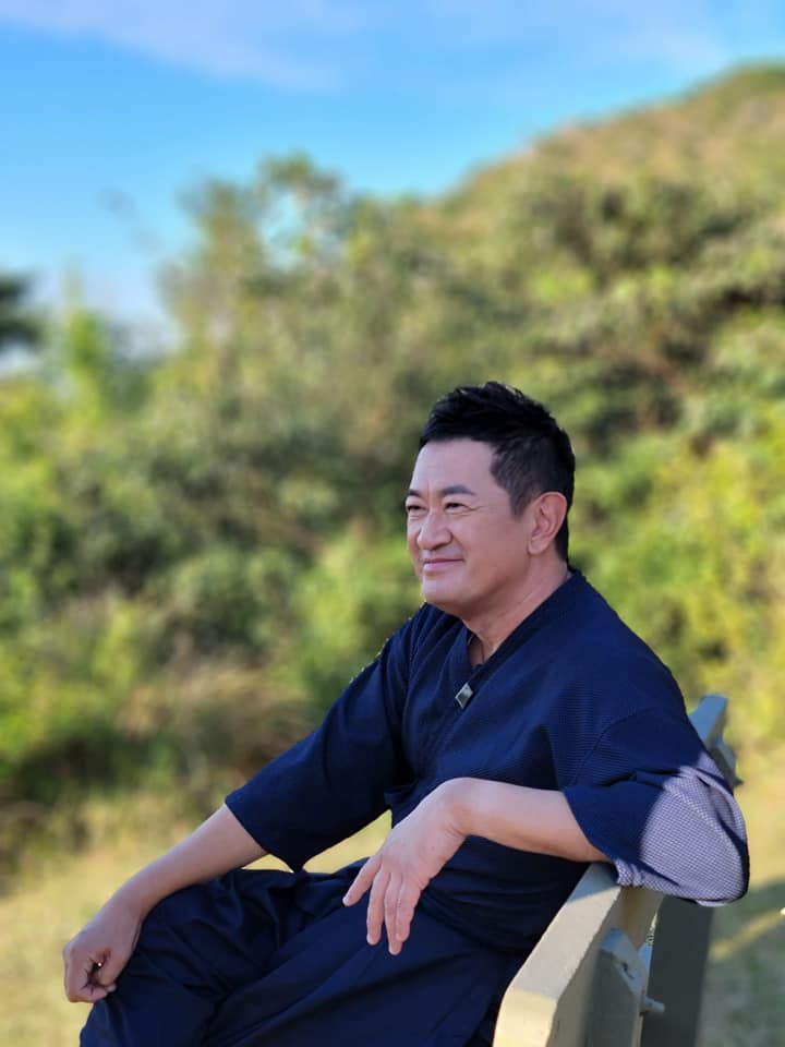 鄧梓峰教導子女自食其力不追求名牌。