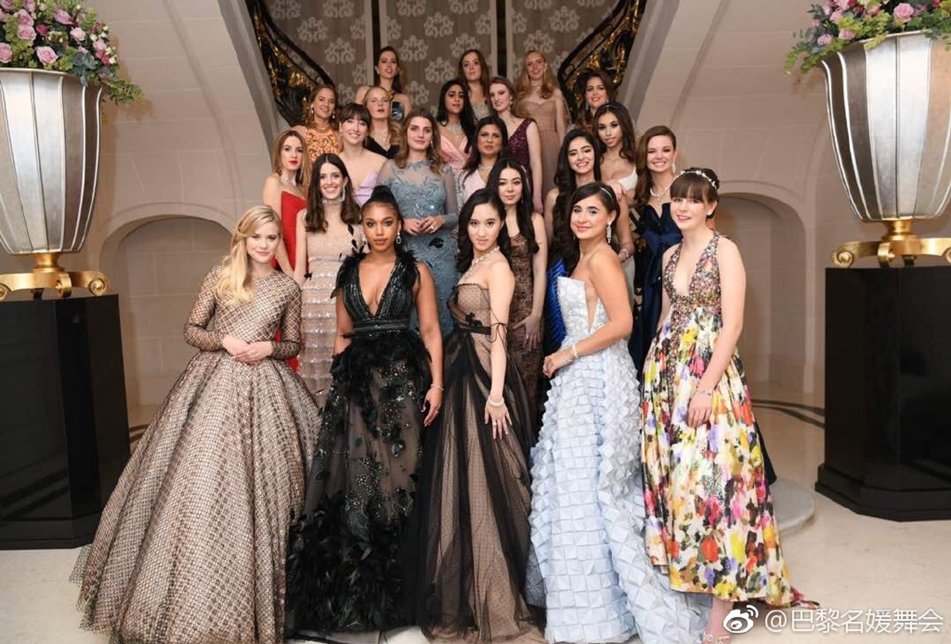 何超欣是巴黎名媛舞會中唯一一位華人代表。