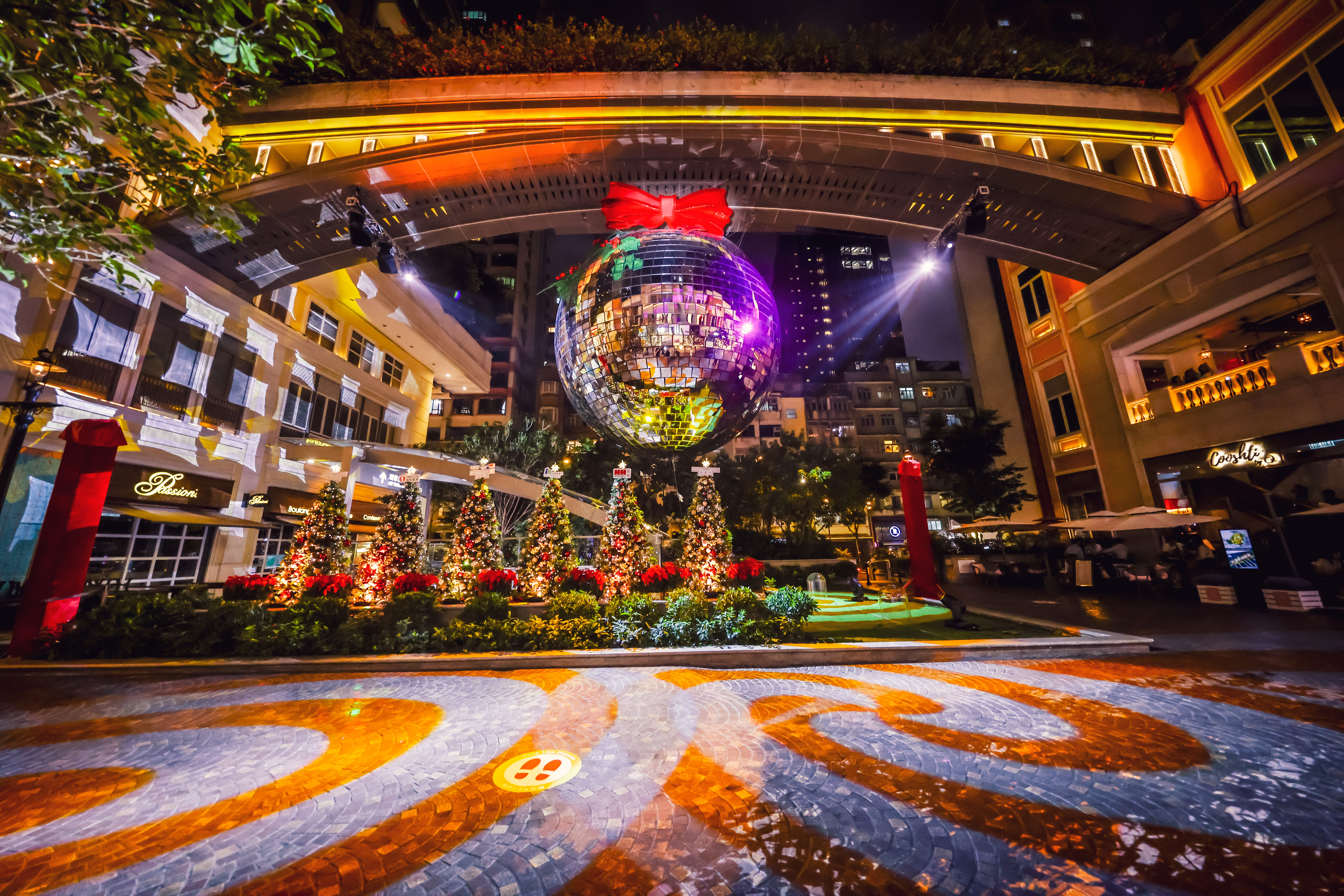 有全亞洲最巨型的7米直徑鏡面球懸掛在中庭廣場