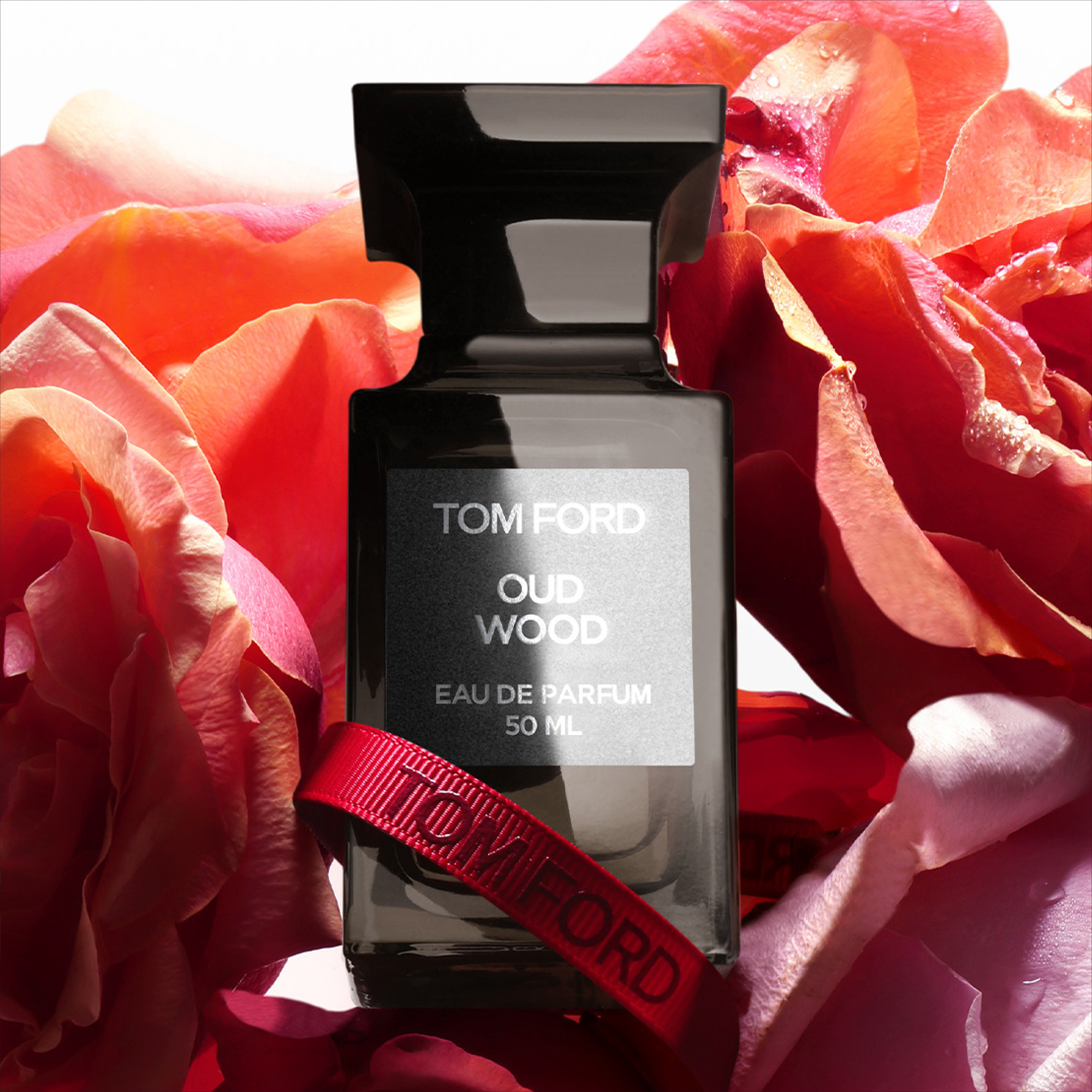 同是玄彬力捧的Oud Wood系列香氣，是以珍貴的烏木（Oud）萃取而成，散發著珍稀獨特的琥珀香調，充滿異國風情香氣。