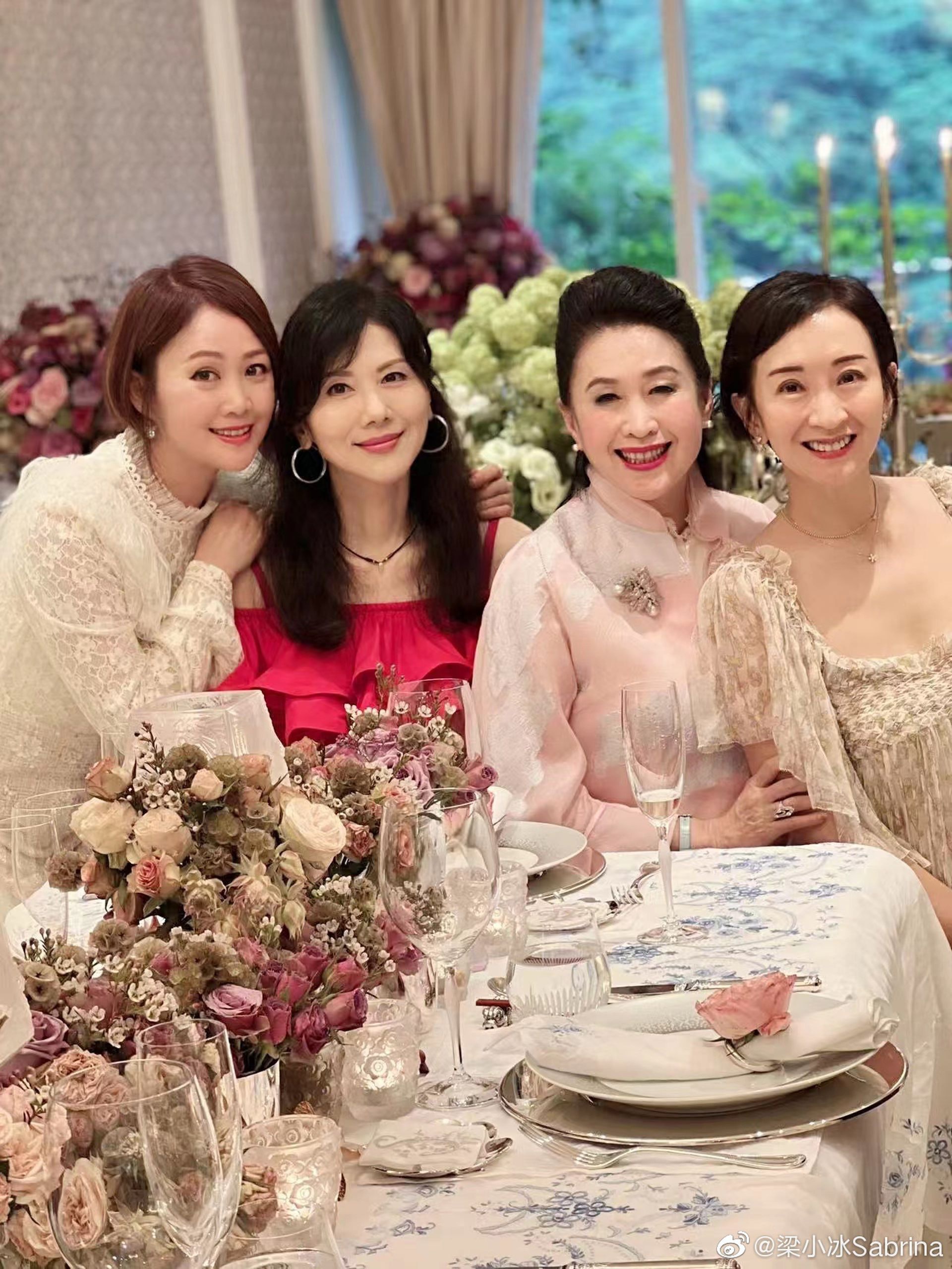 翻看梁小冰的社交平台，她又突然回復女神狀態。