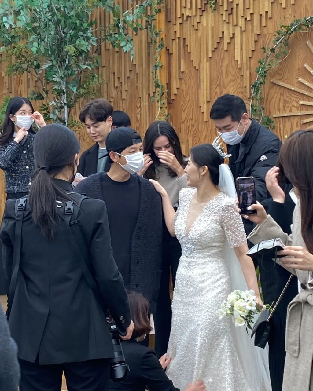 宋仲基早前帶女友出席高爾夫球選手任成宰的婚禮。