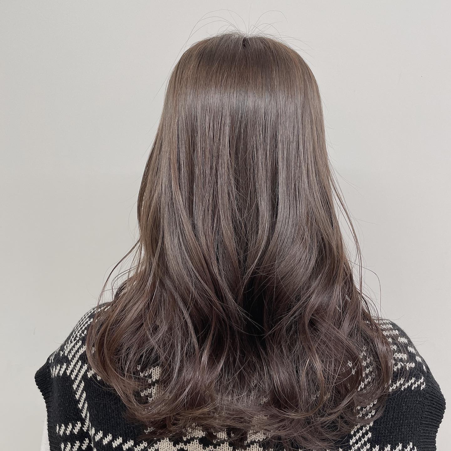 奶茶黑棕髮色。