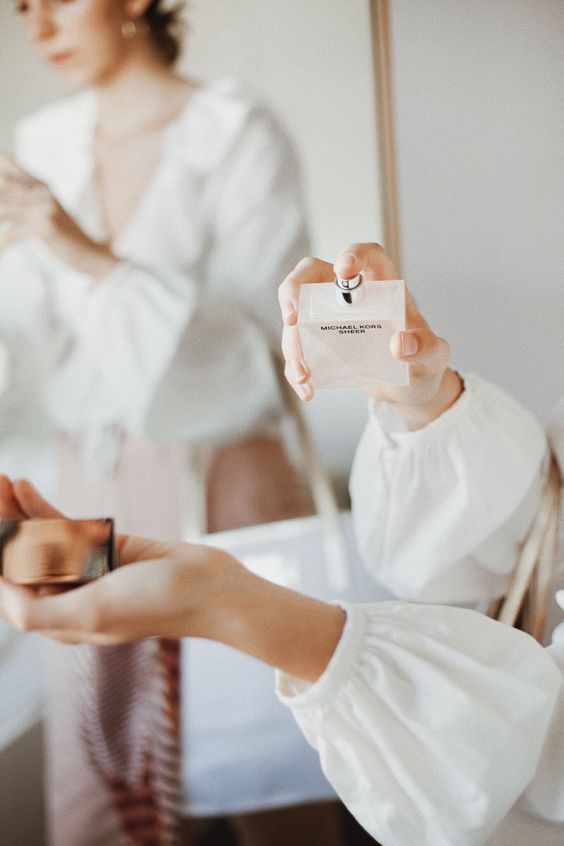 噴在手腕上的摩擦動作會令到香水裏的香料成分產生化學反應。