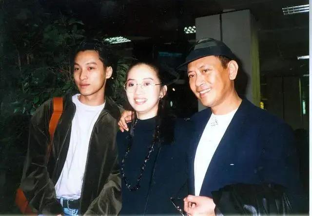 參加香港第7屆新秀歌唱大賽以一首《拒絕再玩》奪得金獎