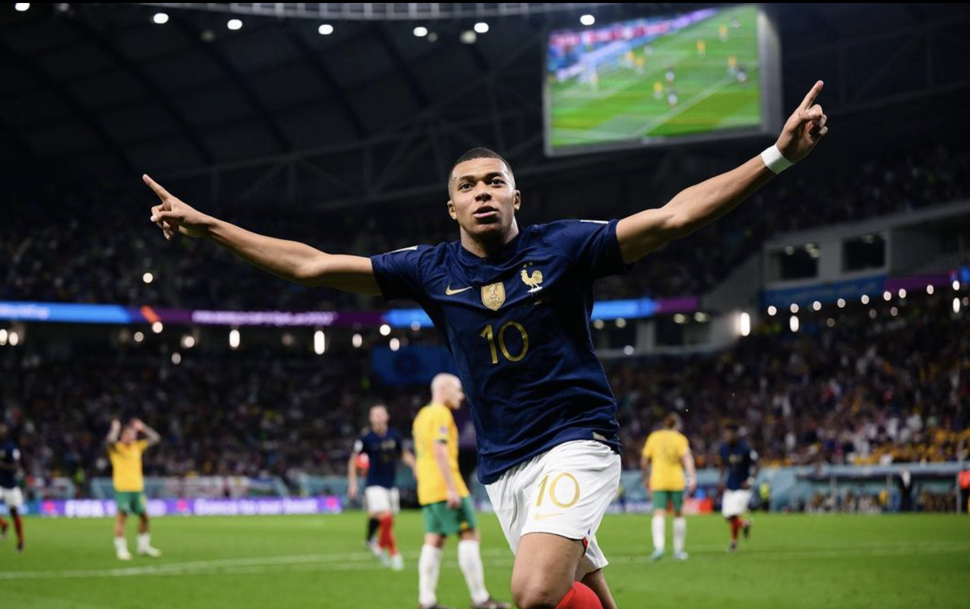 麥巴比力壓美斯及C朗成收入最高足球員