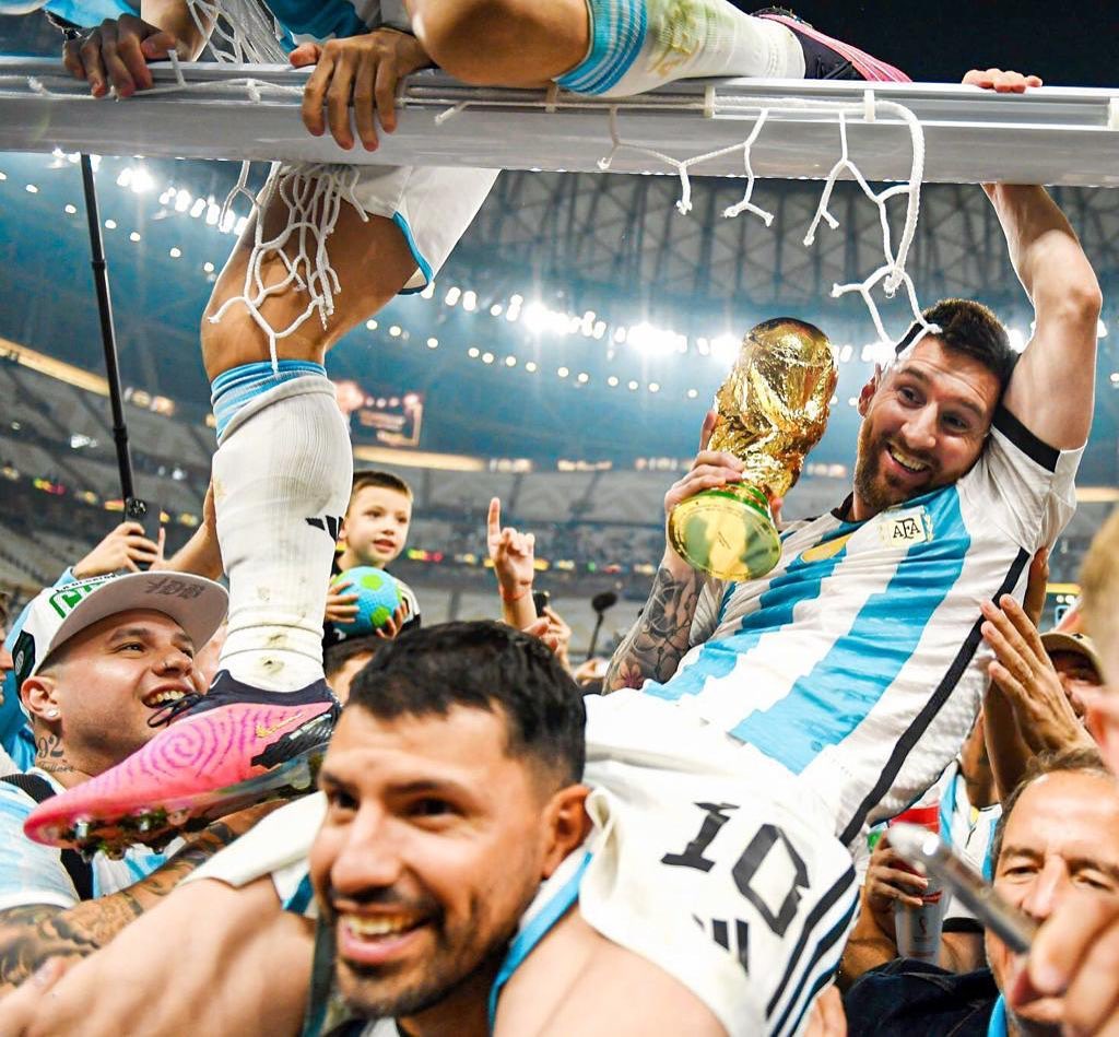 阿古路穿上阿根廷19號球衣讓美斯騎在身上