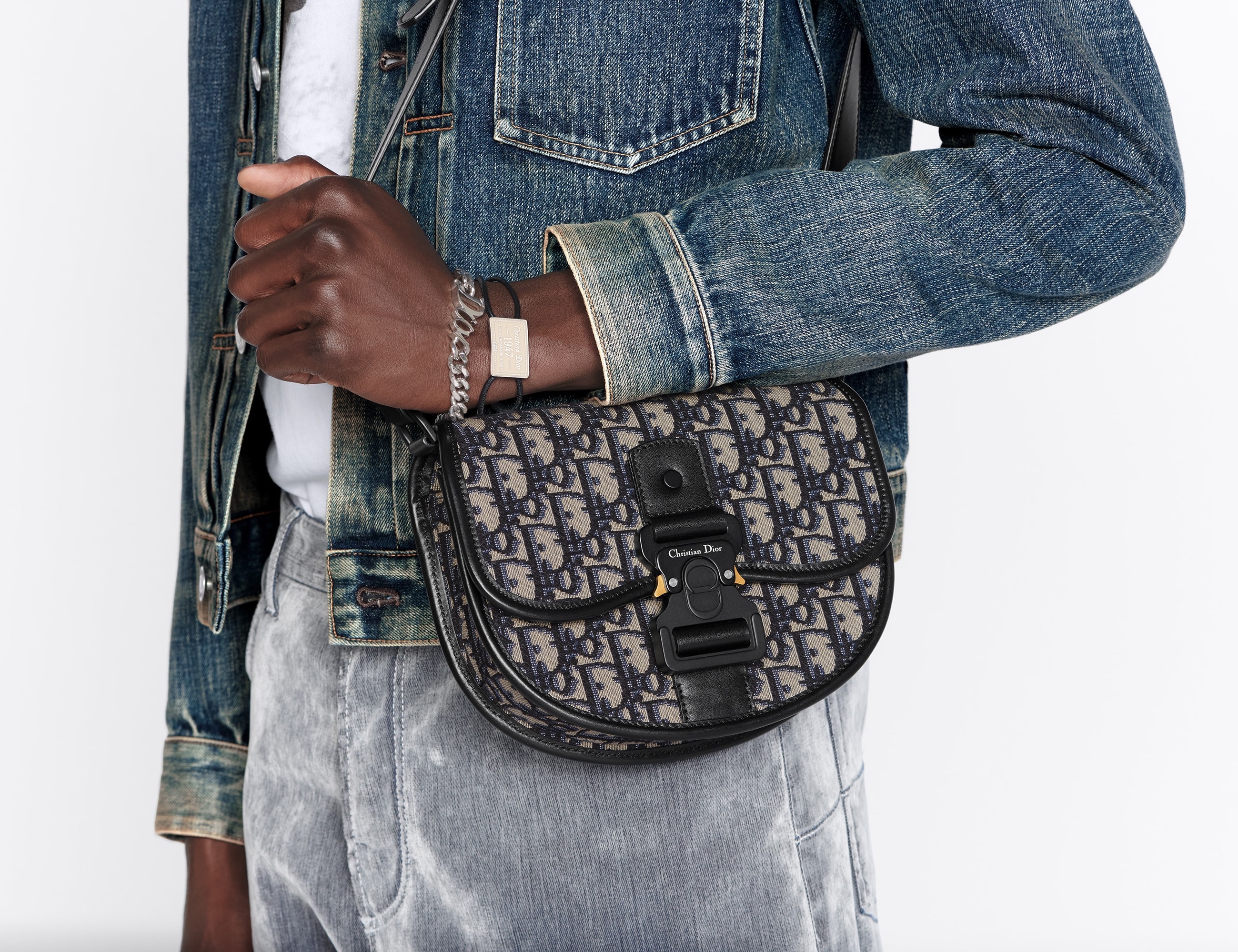 重點是外觀與Dior Bobby Bag極為相似