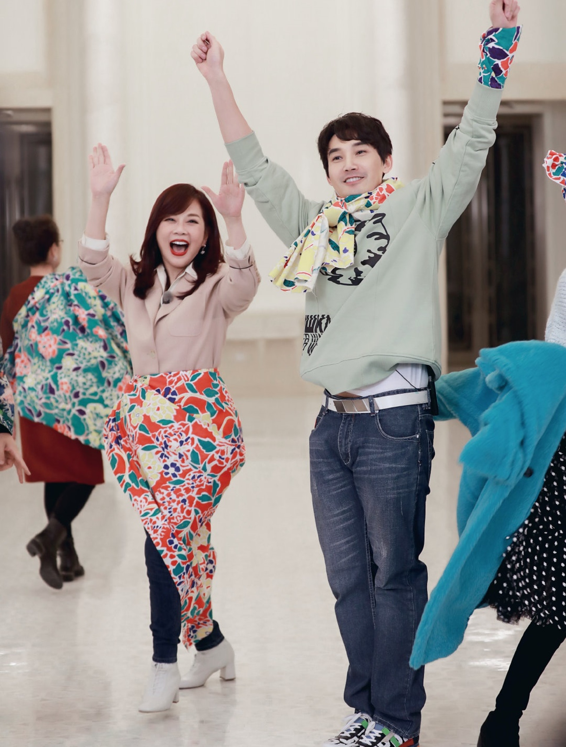 陳松伶不時拍片孖老公張鐸齊齊穿上情侶裝跳舞。