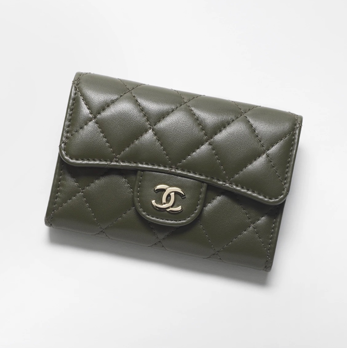 Chanel 小羊皮經典款垂蓋卡片套 $4,300