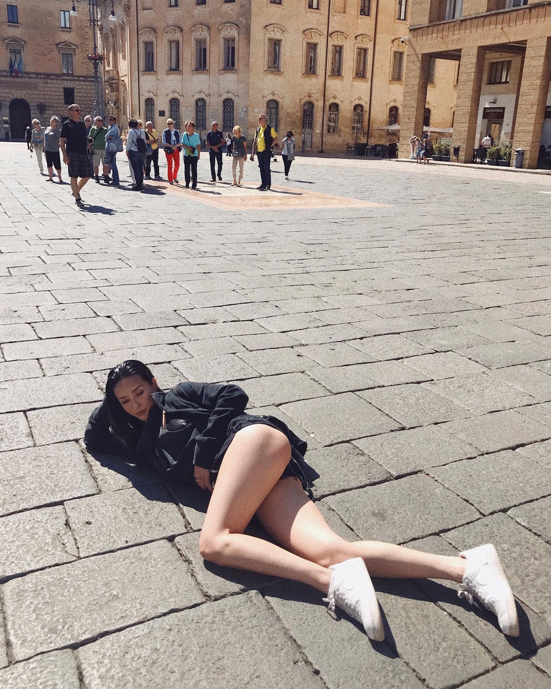 通街瞓又露出美白長腿。