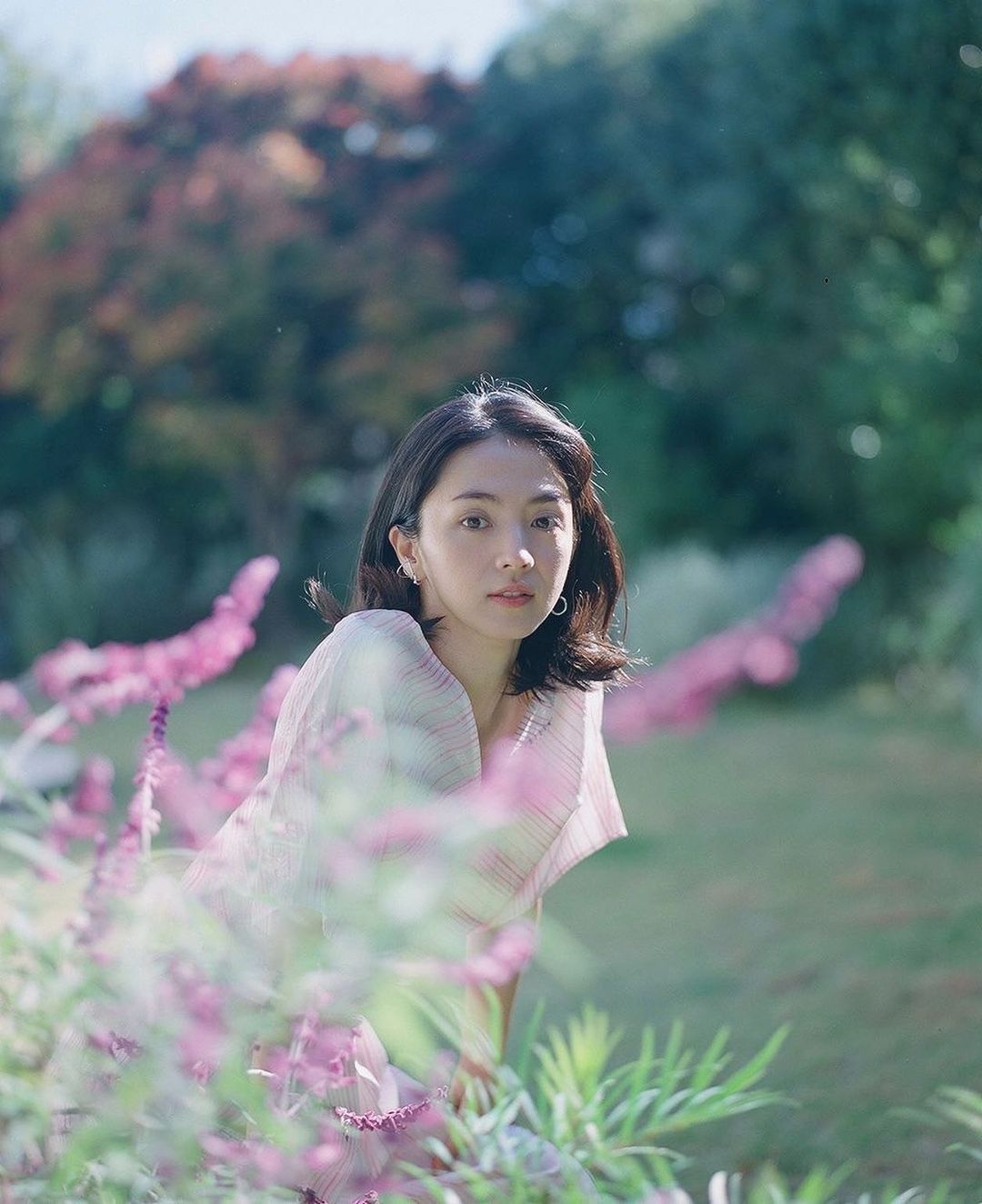 滿島光經常以清淨素肌妝容示人。