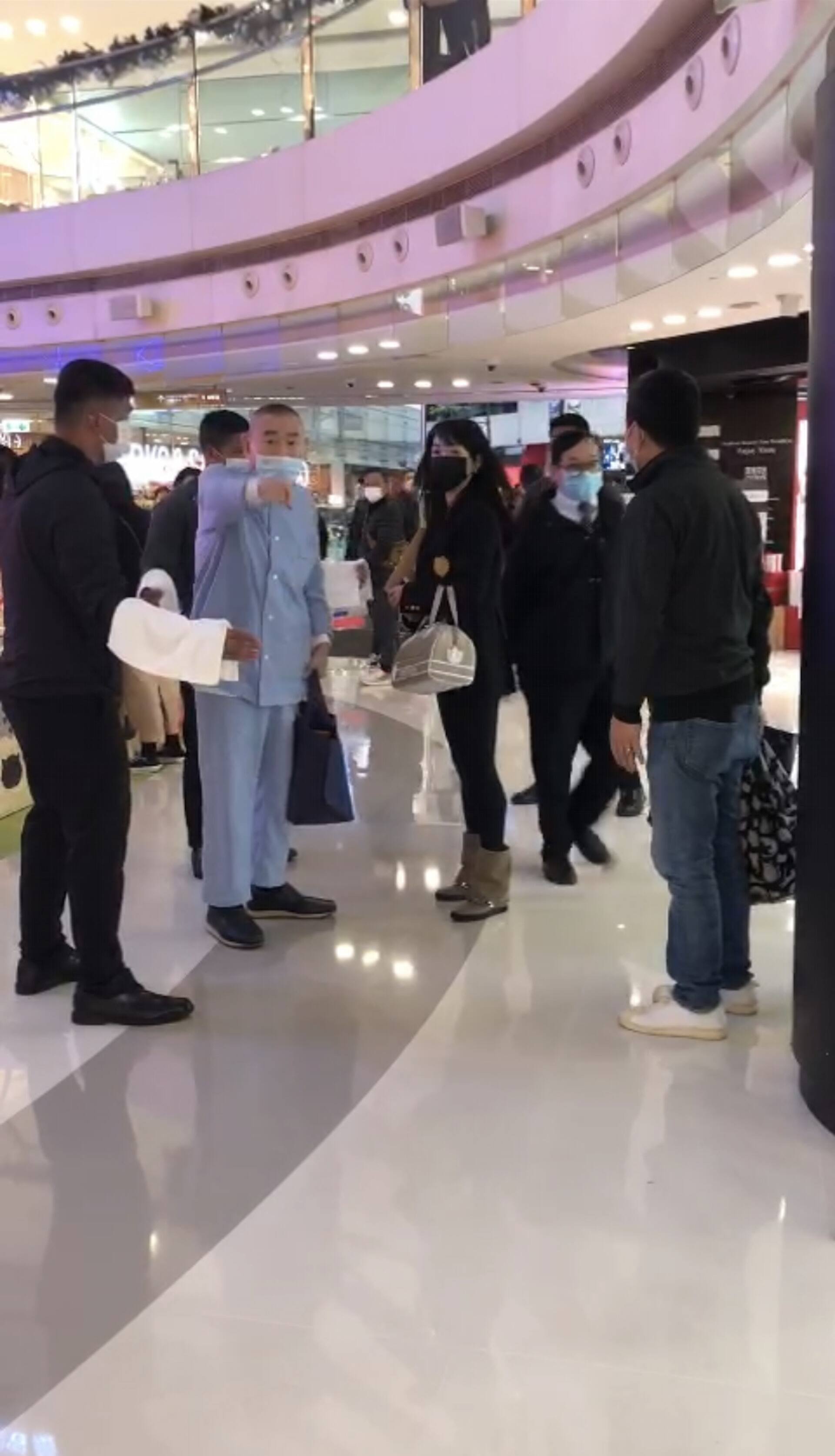 劉鑾雄發現被人偷影。