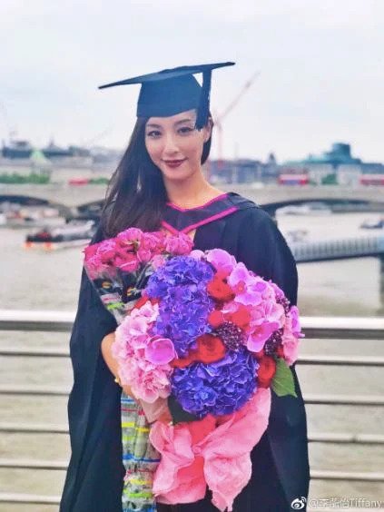 李蘢怡為了彌補未有大學畢業的遺憾,而遠赴英國修讀大學課程。