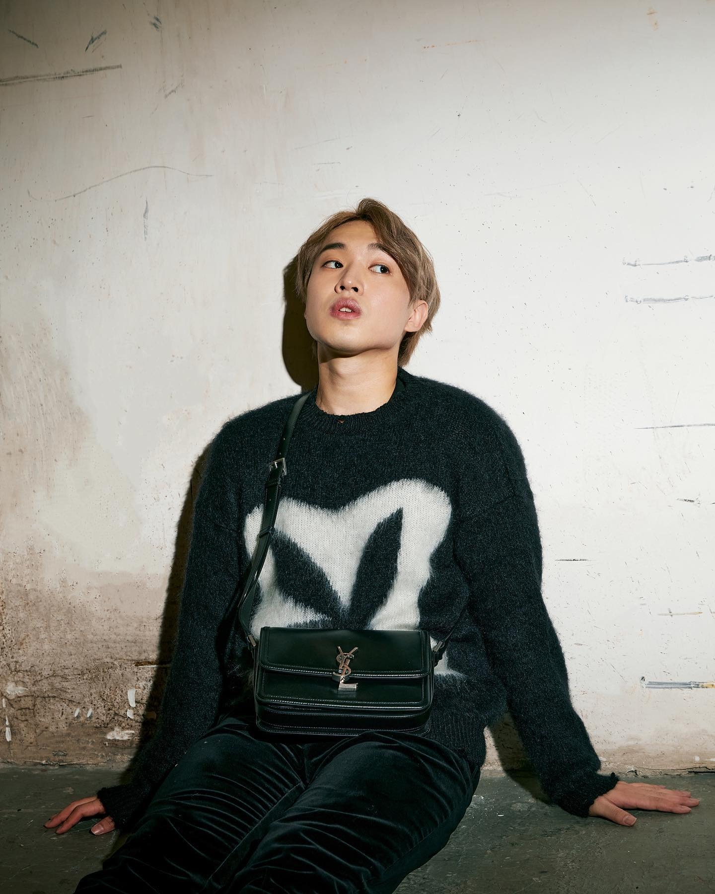 髮型古怪再配搭浮誇的表情,與卡通人物相似。