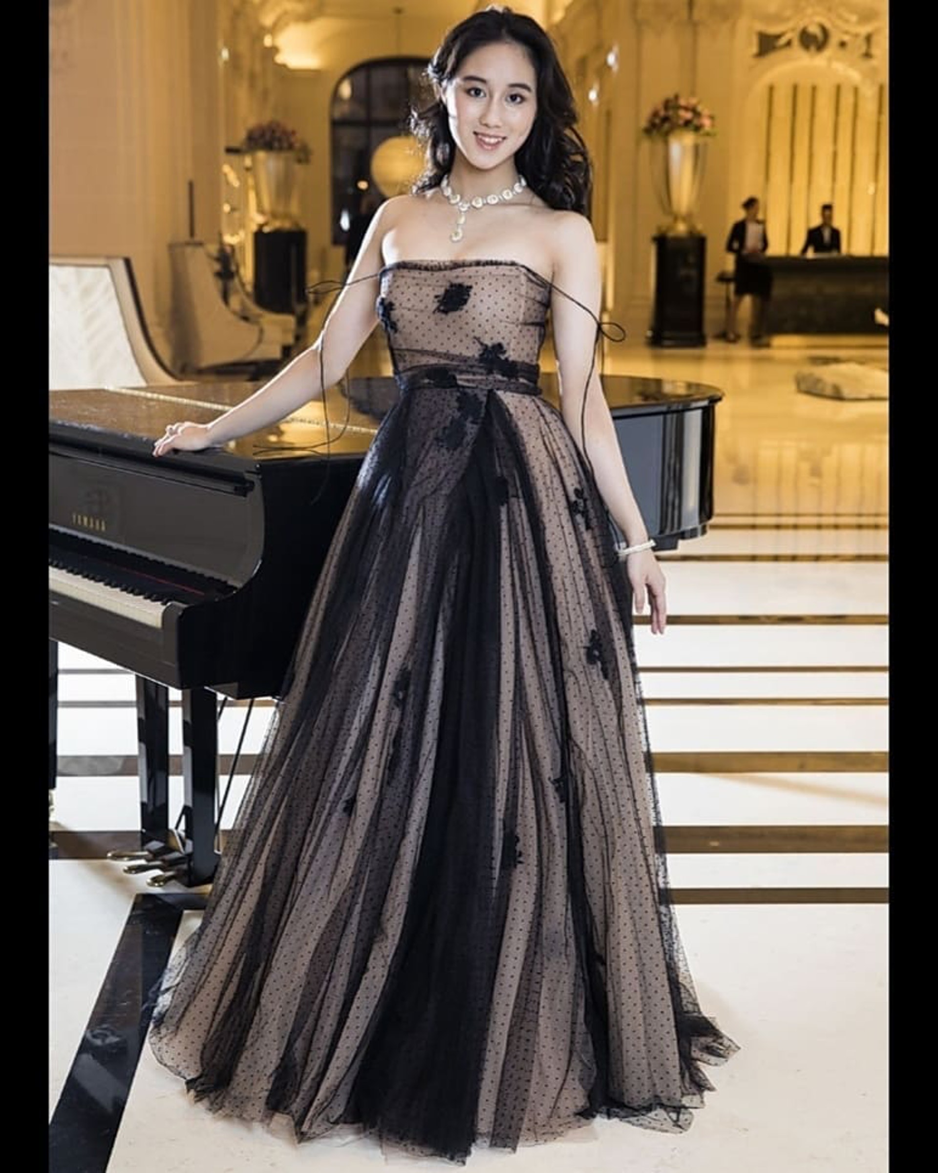 何超欣曾於2017年曾獲邀出席巴黎名媛舞會（Bal Des Debutantes）。