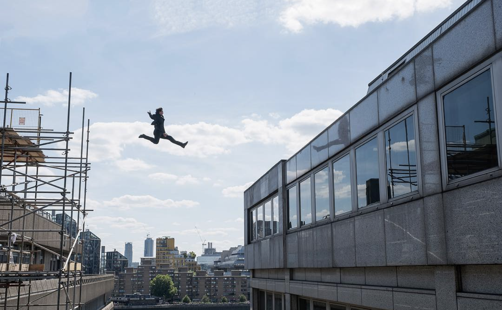 湯告魯斯拍攝動作片一向講求真實感，親身上陣演出高難度特技動作。