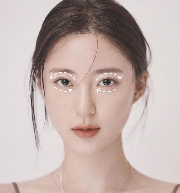 用「反向逆時針」的方式塗抹眼霜,能撫平惱人的眼周細紋。
