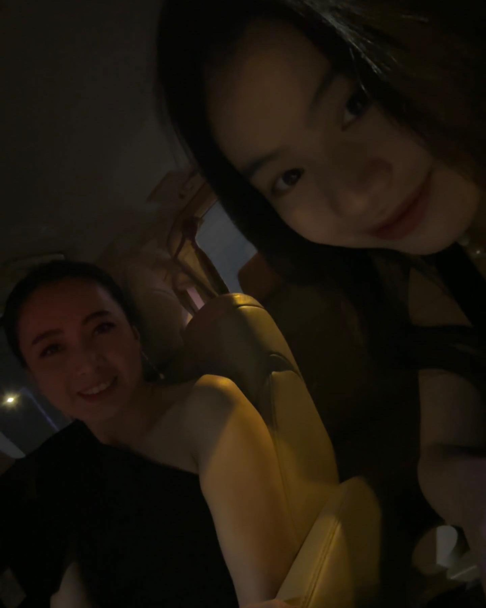 劉秀樺興奮同媽咪玩自拍
