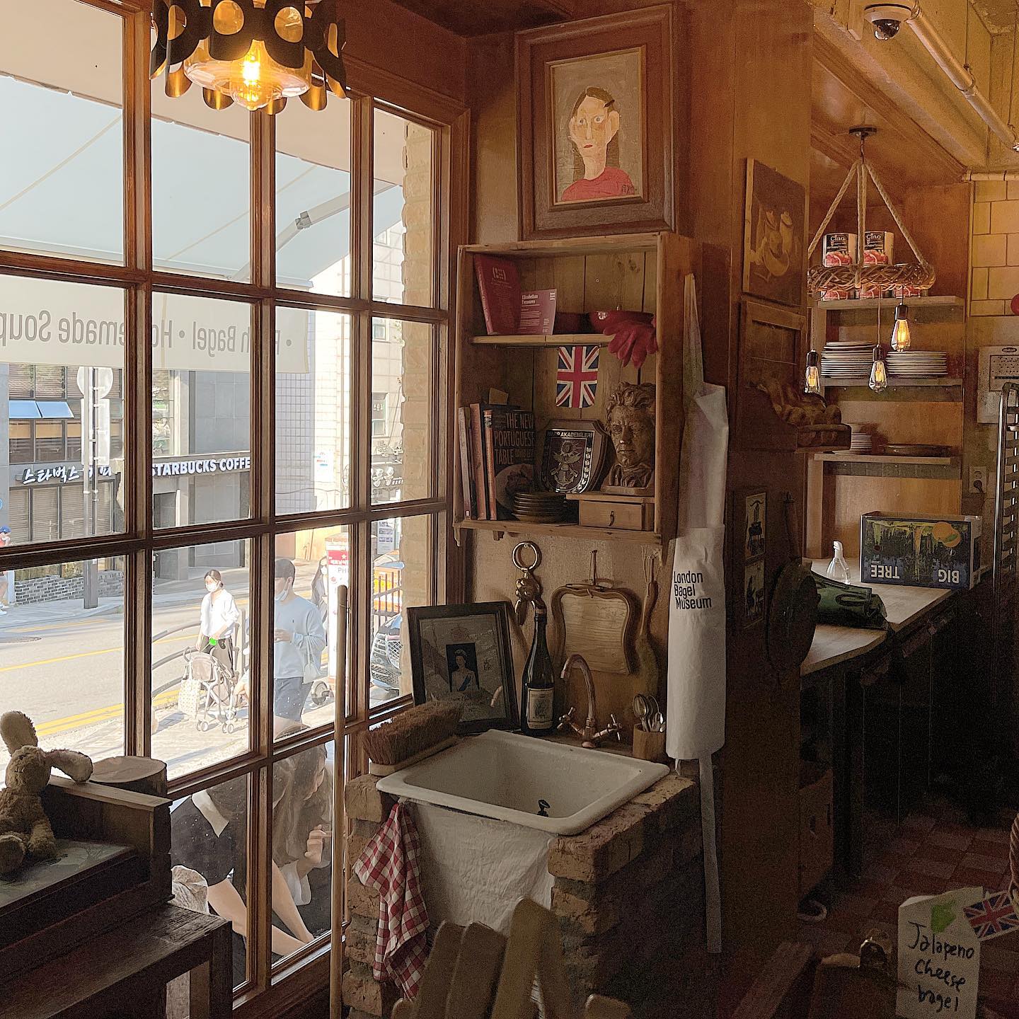 店舖設計充滿英倫風格，每個角落都用英國國旗、書籍等點綴。