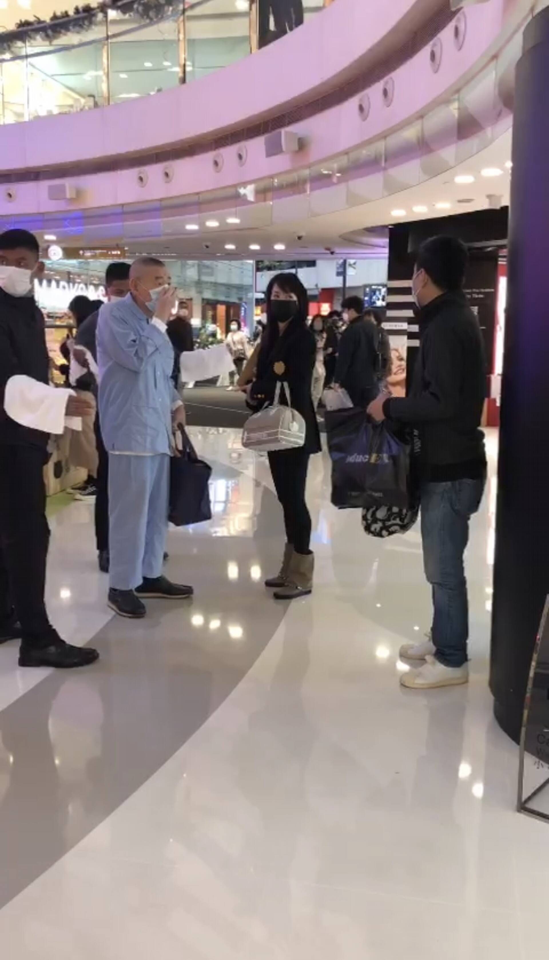 踎地男被劉鑾雄嚇到即刻企起身。