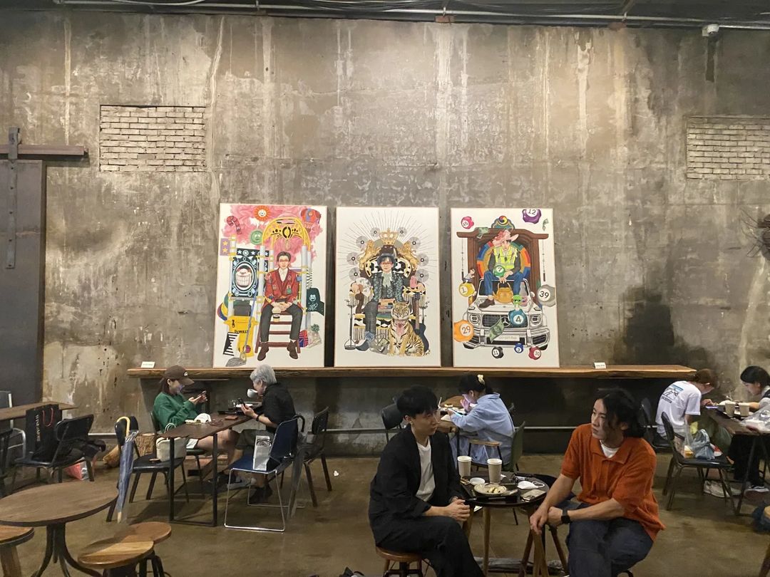 由倉庫改建而成並保留原本的特色招牌及紅磚牆！