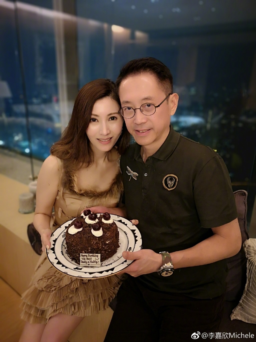 嫁入豪門淡出幕前相夫教子