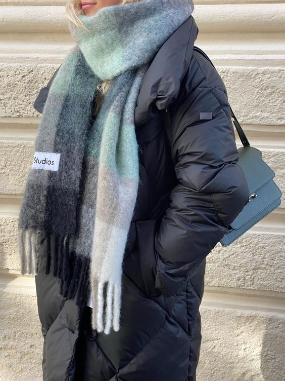 相信大家在街上一定經常看到Acne Studios的圍巾。