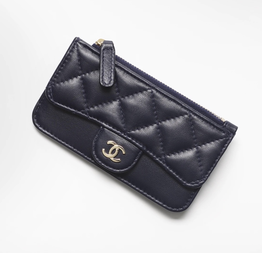 Chanel 小羊皮經典款拉鏈卡片套 $5,400