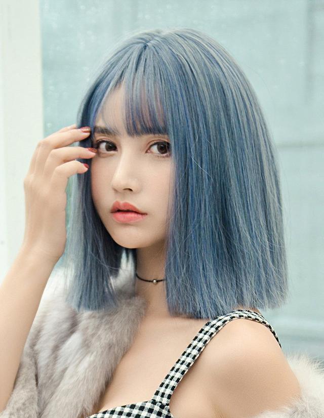 雾霾灰蓝髮色。