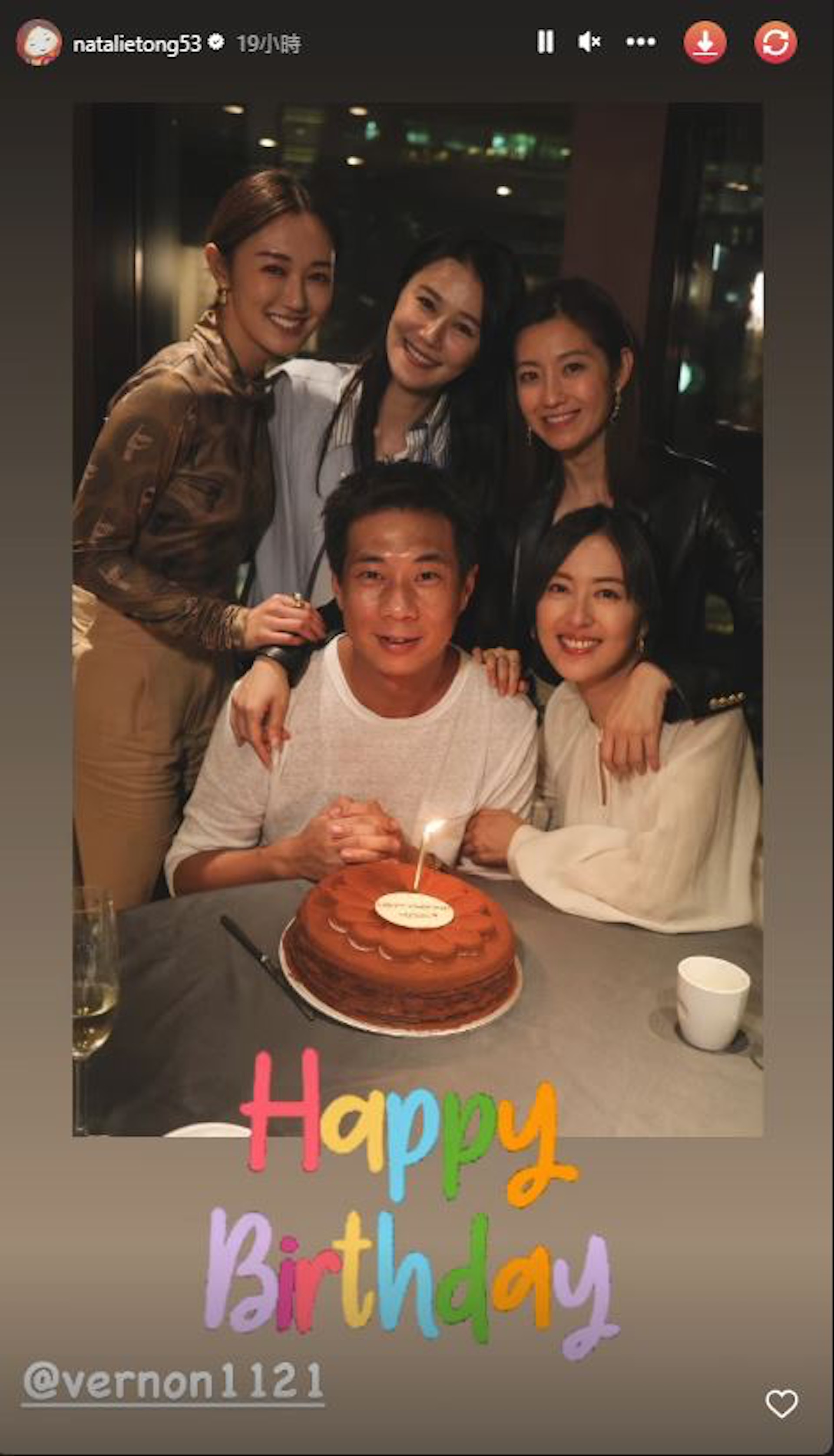 唐詩詠直接繑實男方手臂。