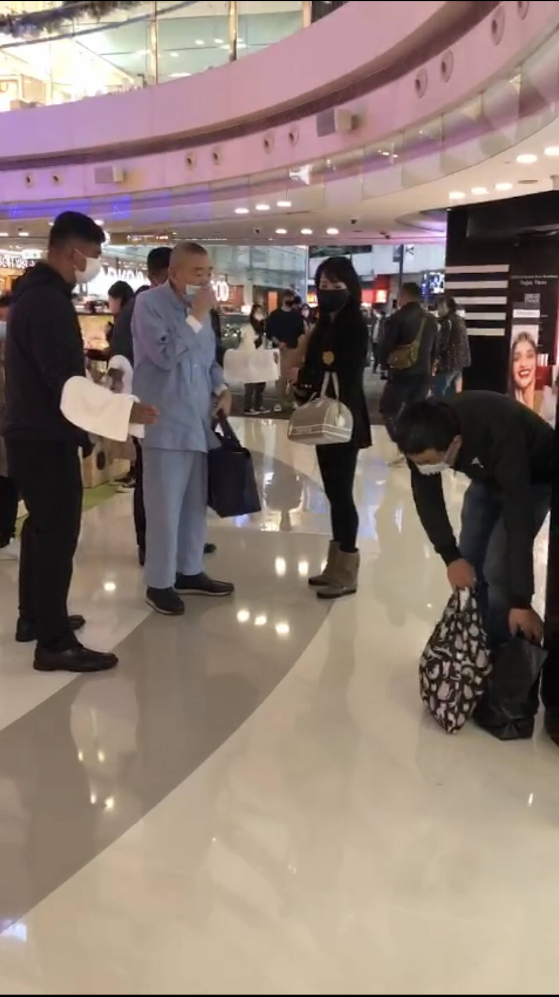 劉鑾雄見到一名男子蹲在商場一角的柱下而破口大罵。