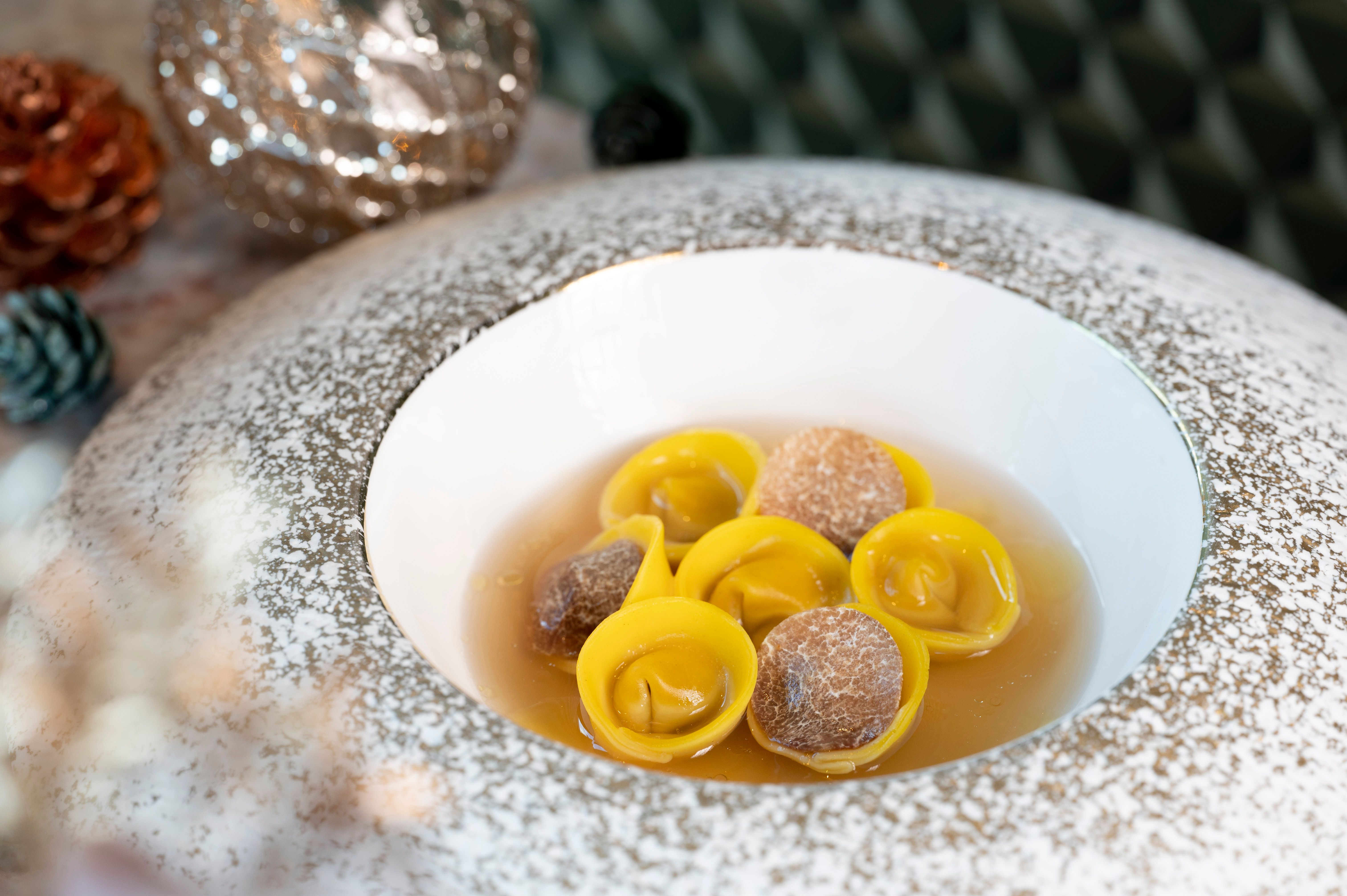 鵝肝松露意大利小餃子配騸雞清湯。