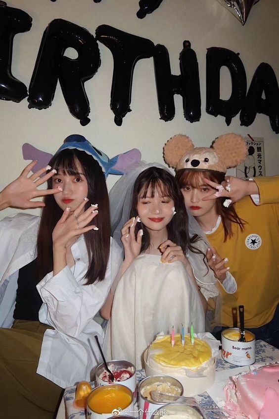 時常聽說三個人的友情，必定會有一個人受到傷害。