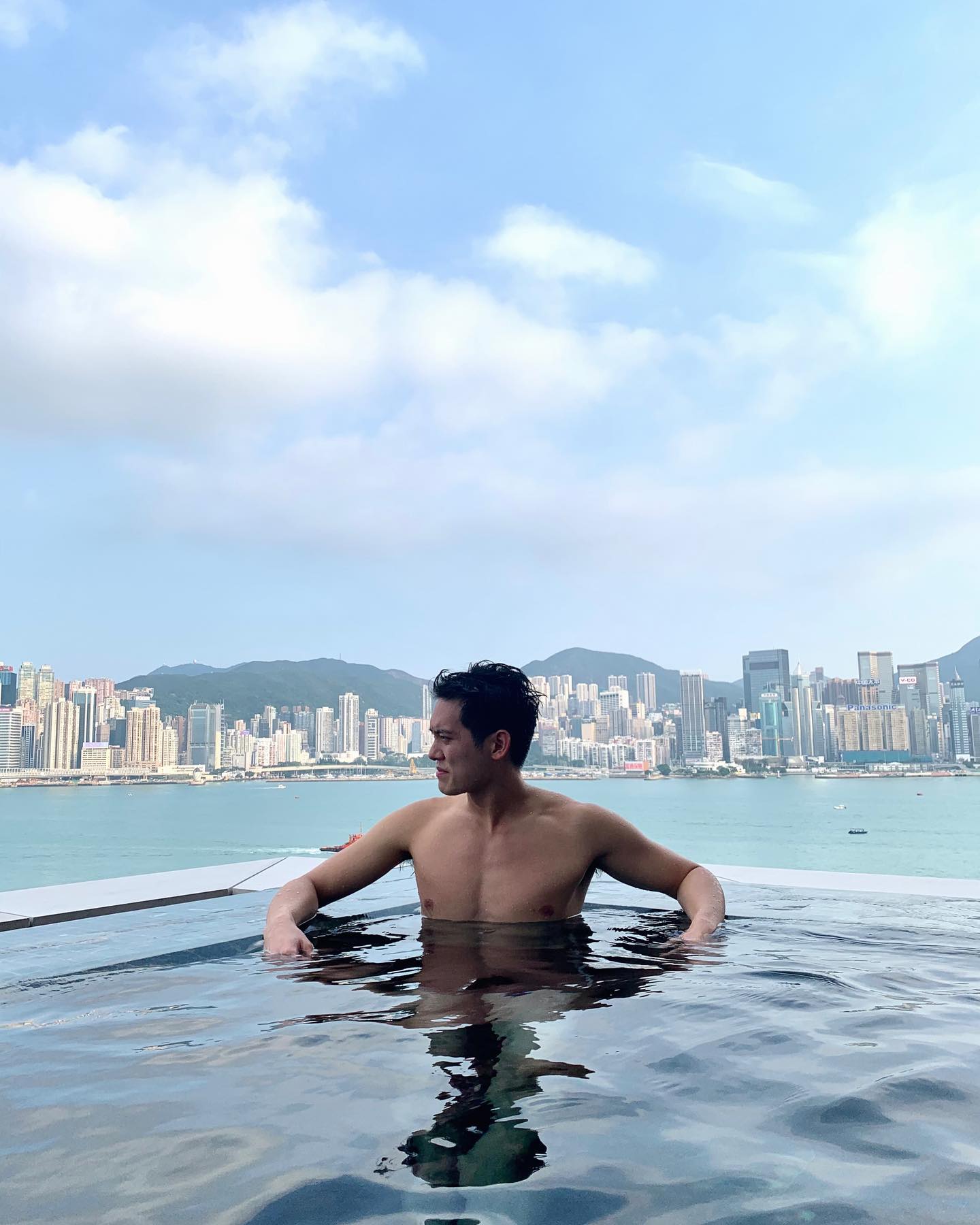 盛勁為有6呎身高。