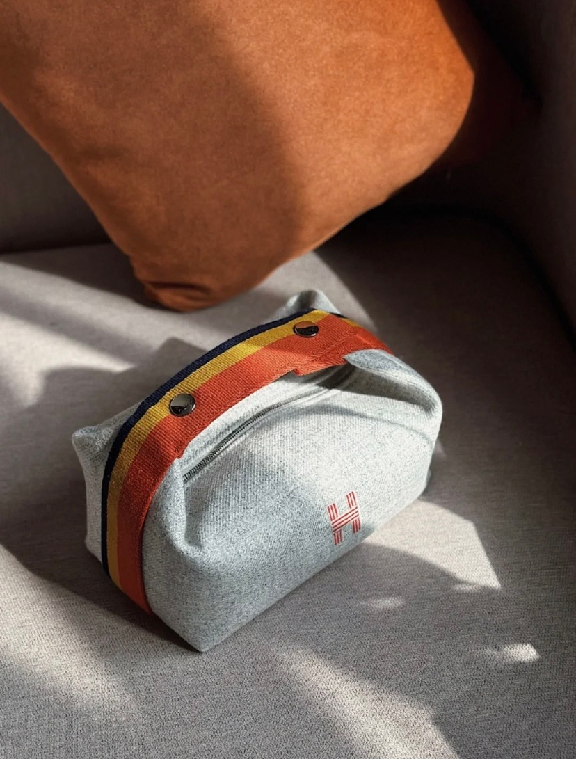 三種配色的手提把配襯灰色羊毛的材質製成