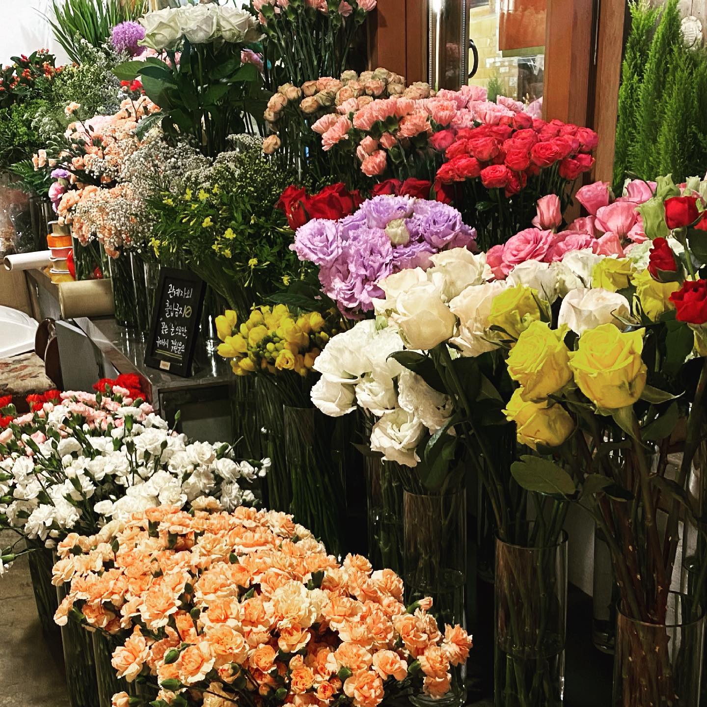 這家cafe曾是熱門韓劇《鬼怪》的取景地，店舖主打庭院花房的概念。