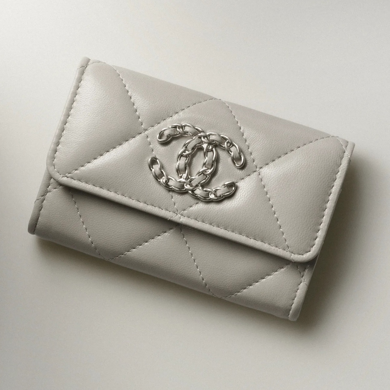 Chanel 19 垂蓋卡片套 $5,100