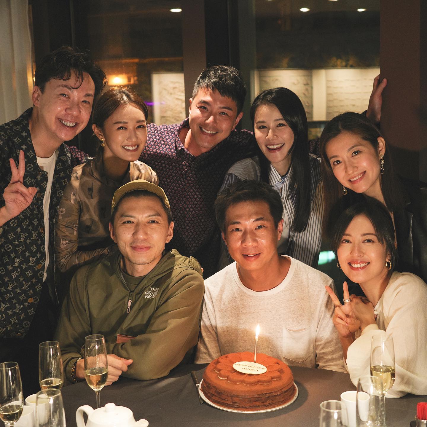 唐詩詠似足女主人一樣全程坐在壽星公身邊挨實對方,並大舉勝利V字手勢。