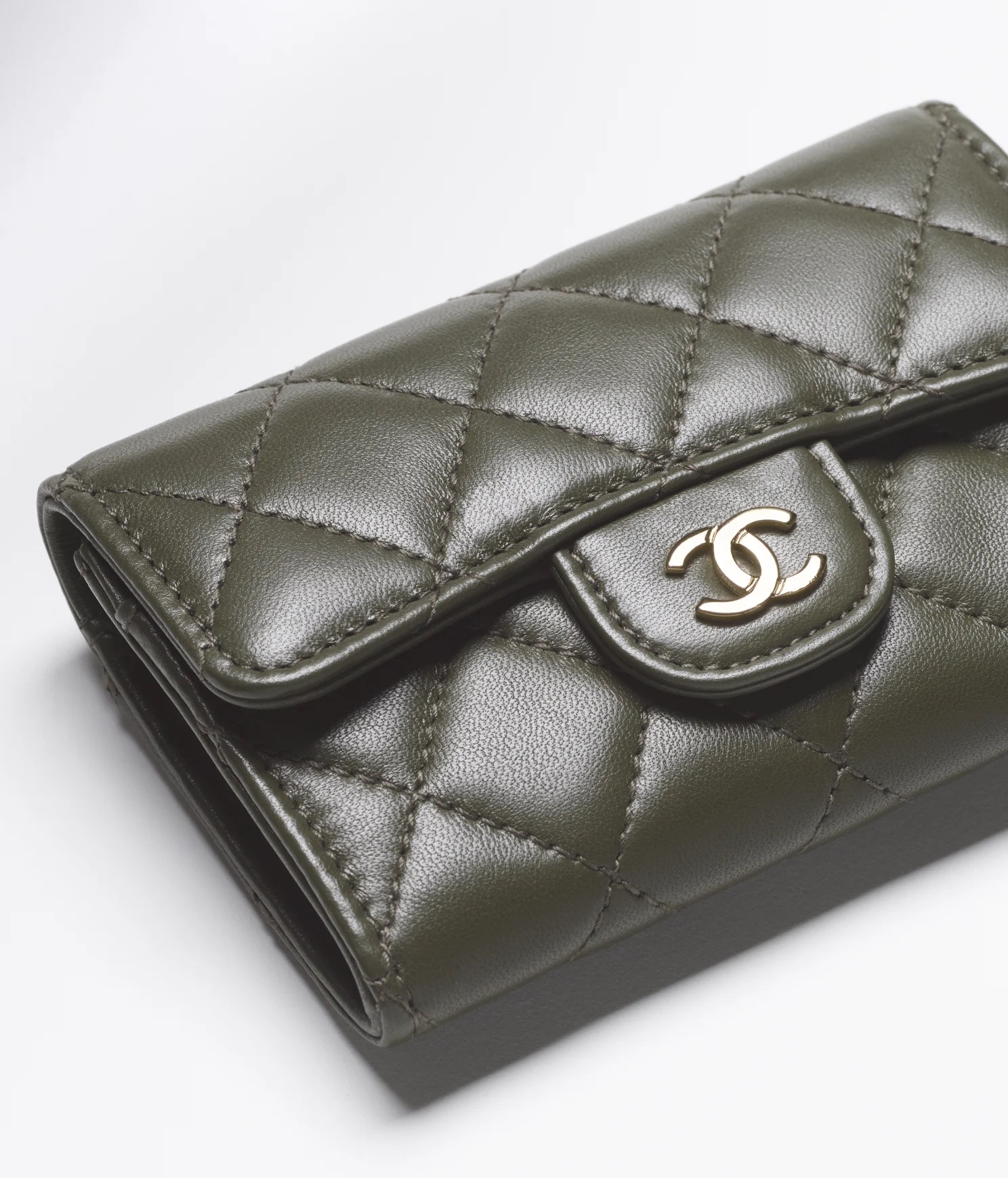 說到經典的Chanel卡片套,這款垂蓋卡片套絕對榜上有名