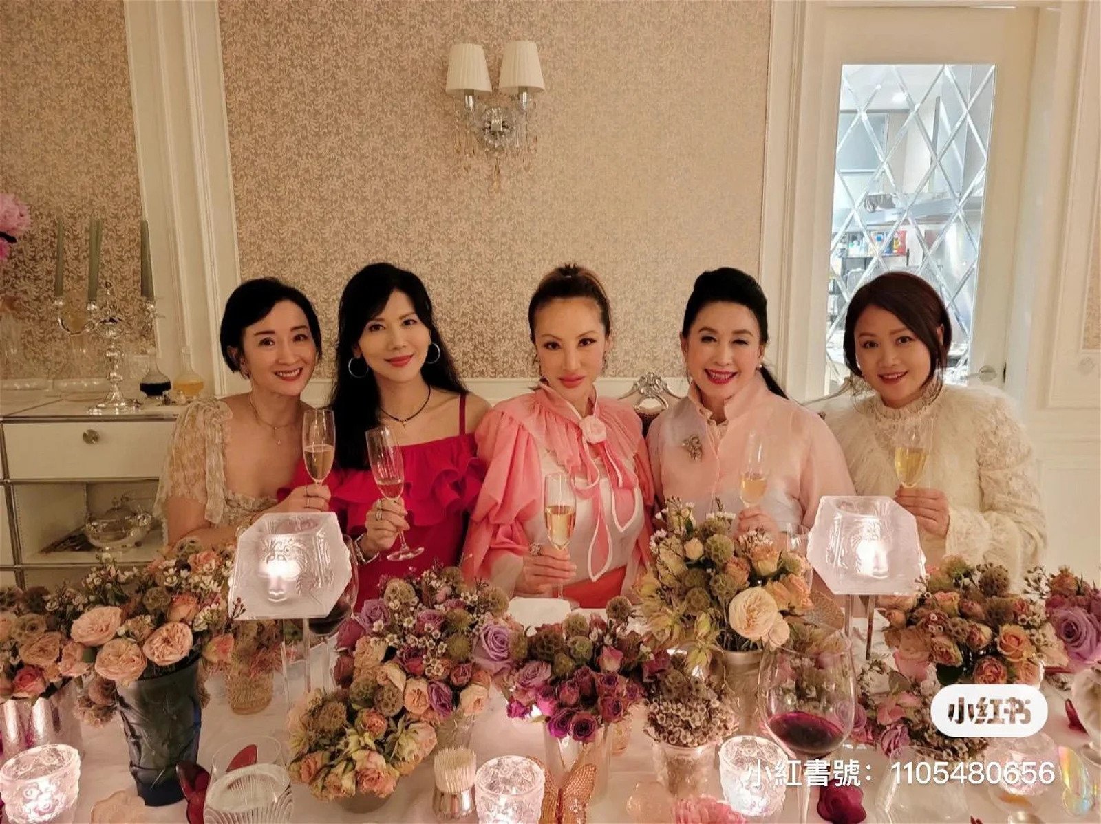 梁小冰的身形明顯浮腫、下巴圓潤。