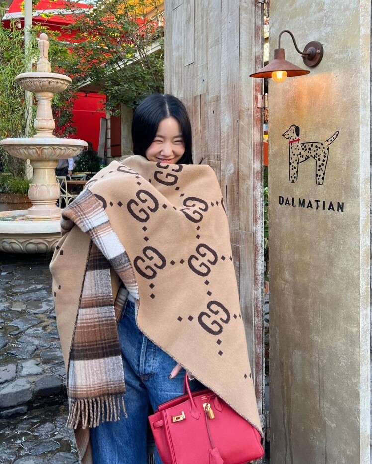 背面巧妙融入以現代字體演繹的大號經典GG圖案及格紋,設計充滿新鮮感