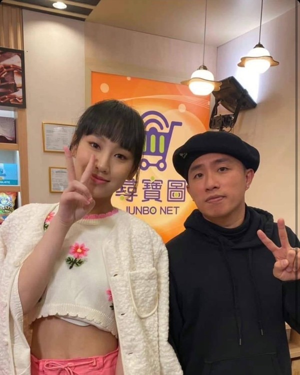 早前藝人孖八（李俊華）在社交平台分享跟Gigi的合照，而背景是「尋寶圖」，引起粉絲起哄！