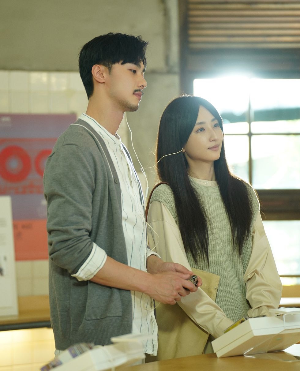 莫俊傑陳韻如劇照釋出了兩人一起聽耳機的畫面
