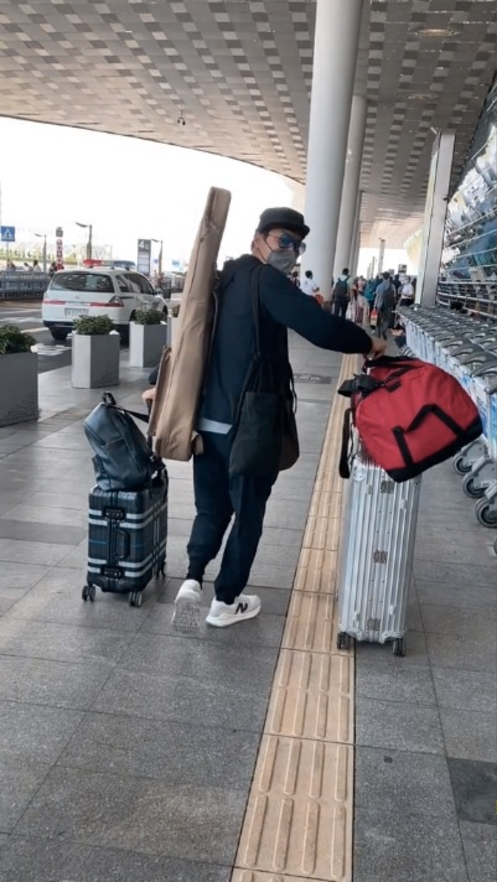 現身機場一人拖住6件行李