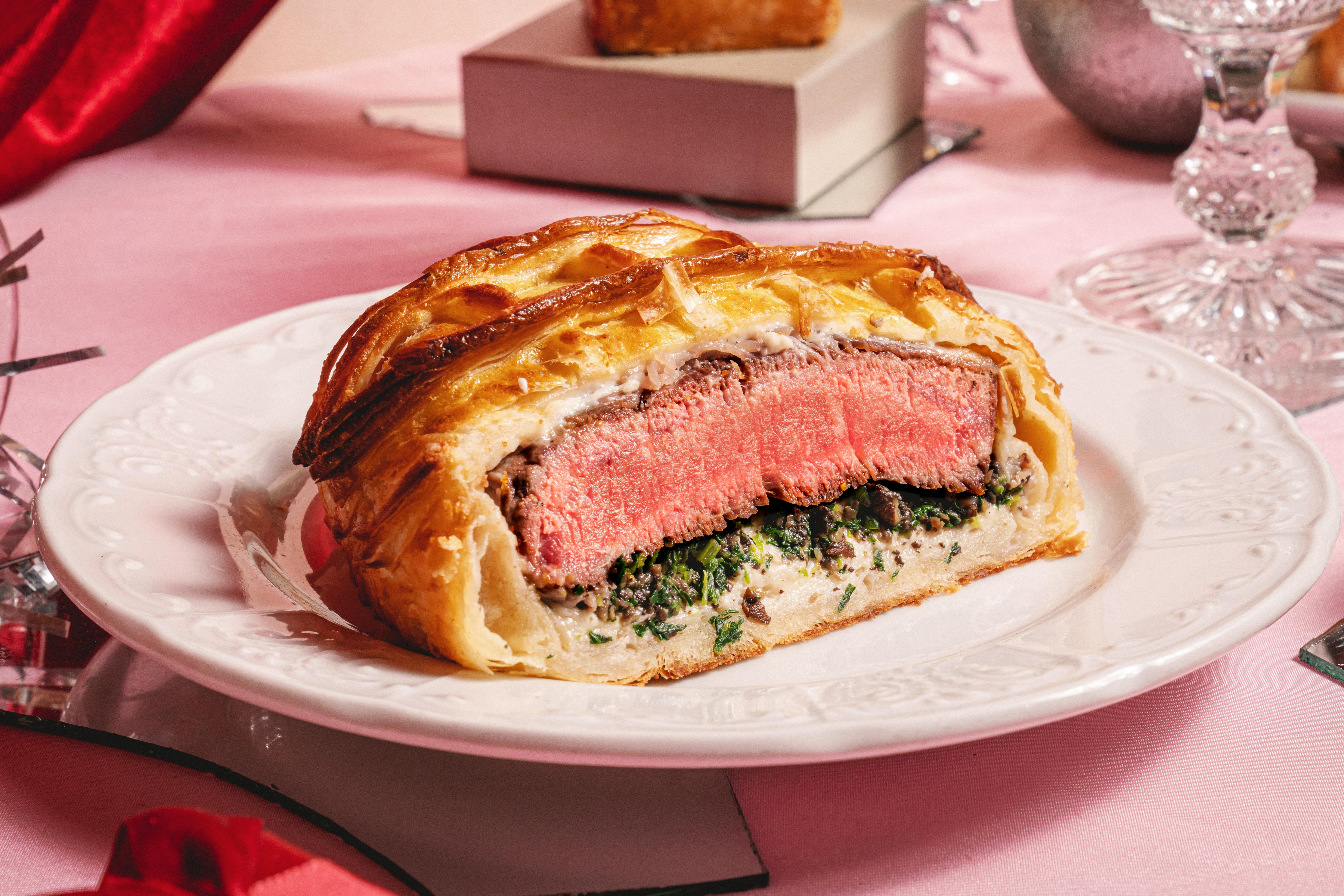 包裹著蘑菇、巴馬火腿和牛油酥皮的和牛柳、配以松露薯蓉上碟的威靈頓牛柳。